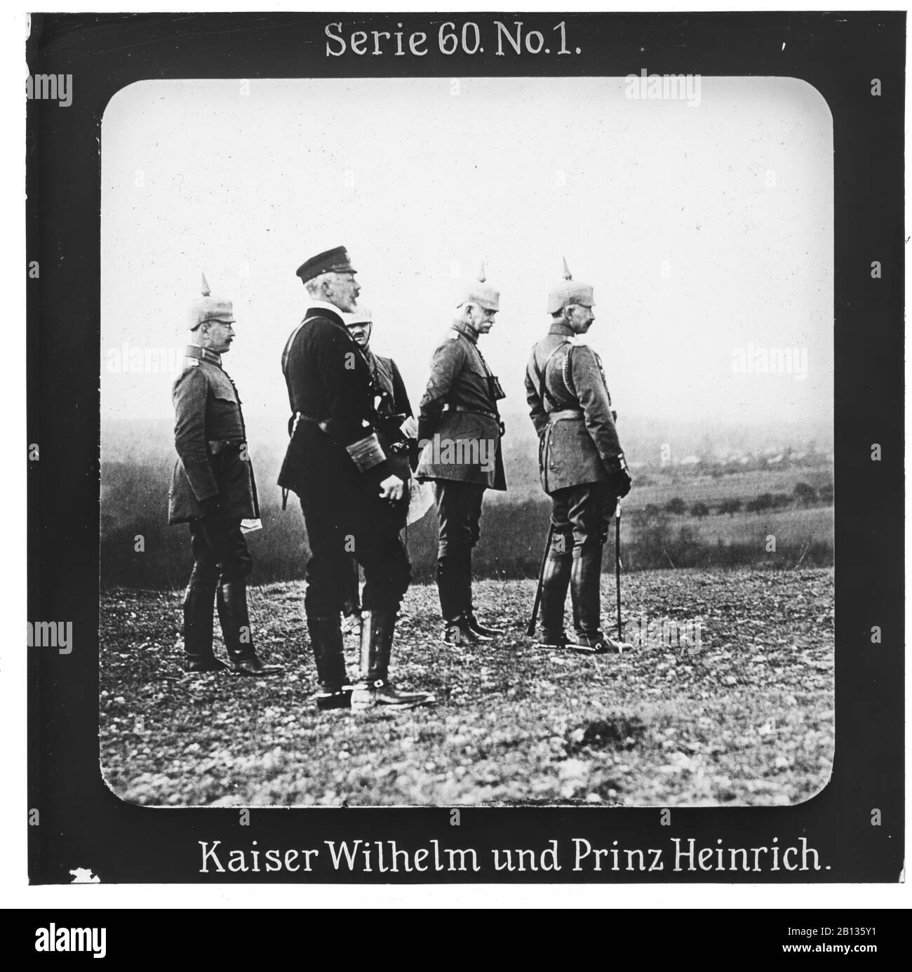 Proiezione Für Alle - Der Weltkrieg: Siegreiche Führer. Serie 60. N. 1. Kaiser Wilhelm Und Prinz Heinrich. - Die Firma „Proiezione für alle gegründet wurde 1905 von Max Skladanowsky (1861-1939)  . Sie produzierte bis 1928 FAST 100 Serien zu je 24 Glasdias im Format 8,3 x 8,3 cm im sog. Bromsilber-Gelatina-Trockenplatten Verfahren. Die Serien umfassten vor allem Städte, Länder, Landschaften aber auch Märchen und Sagen, das Alte Testament und den Ersten Weltkrieg. Foto Stock