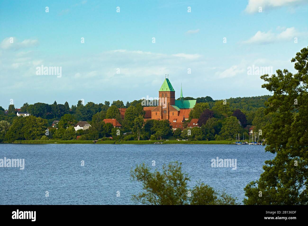 Vista sulla cattedrale dell'isola di Ratzeburg, Ducato di Lauenburg, Schleswig-Holstein, Germania Foto Stock