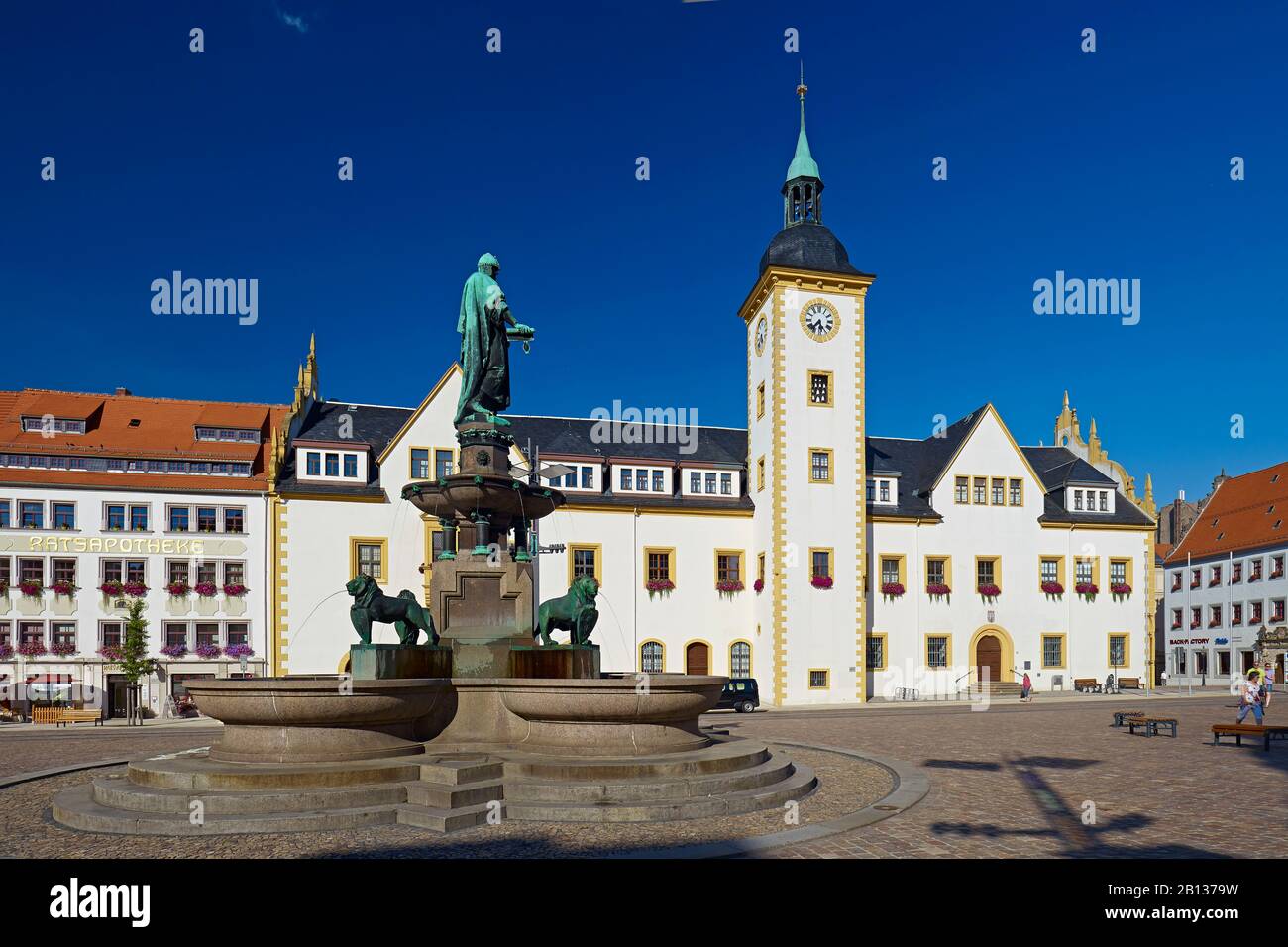 Obermarkt con municipio e Brunnenanalage con otto il ricco in Freiberg, quartiere centrale Sassonia, Sassonia, Germania Foto Stock