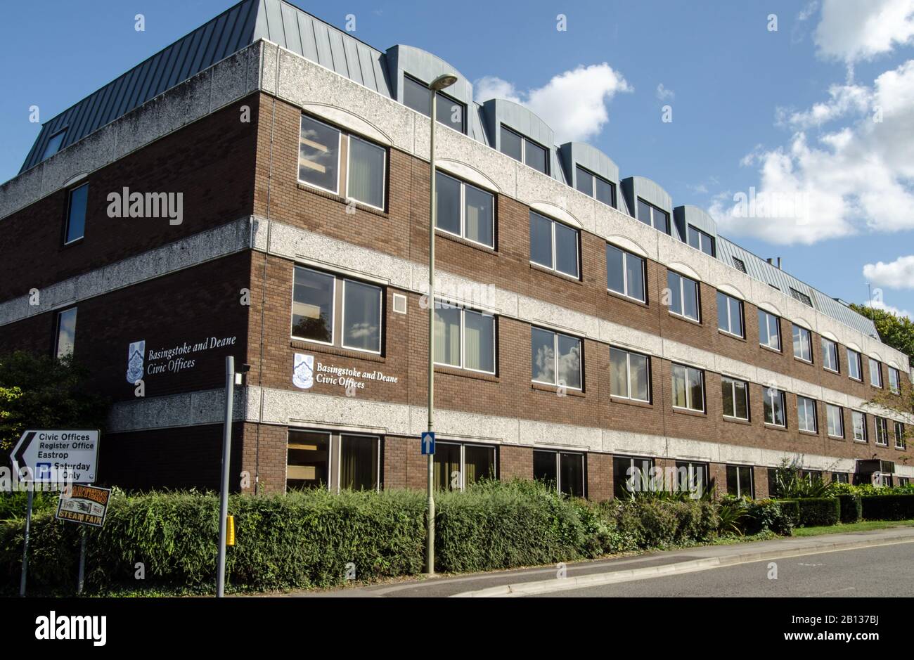 Basingstoke, Regno Unito - 1 settembre 2019: Esterno degli uffici Basingstoke e Deane Council in Hampshire, Regno Unito, in un soleggiato pomeriggio estivo. Foto Stock