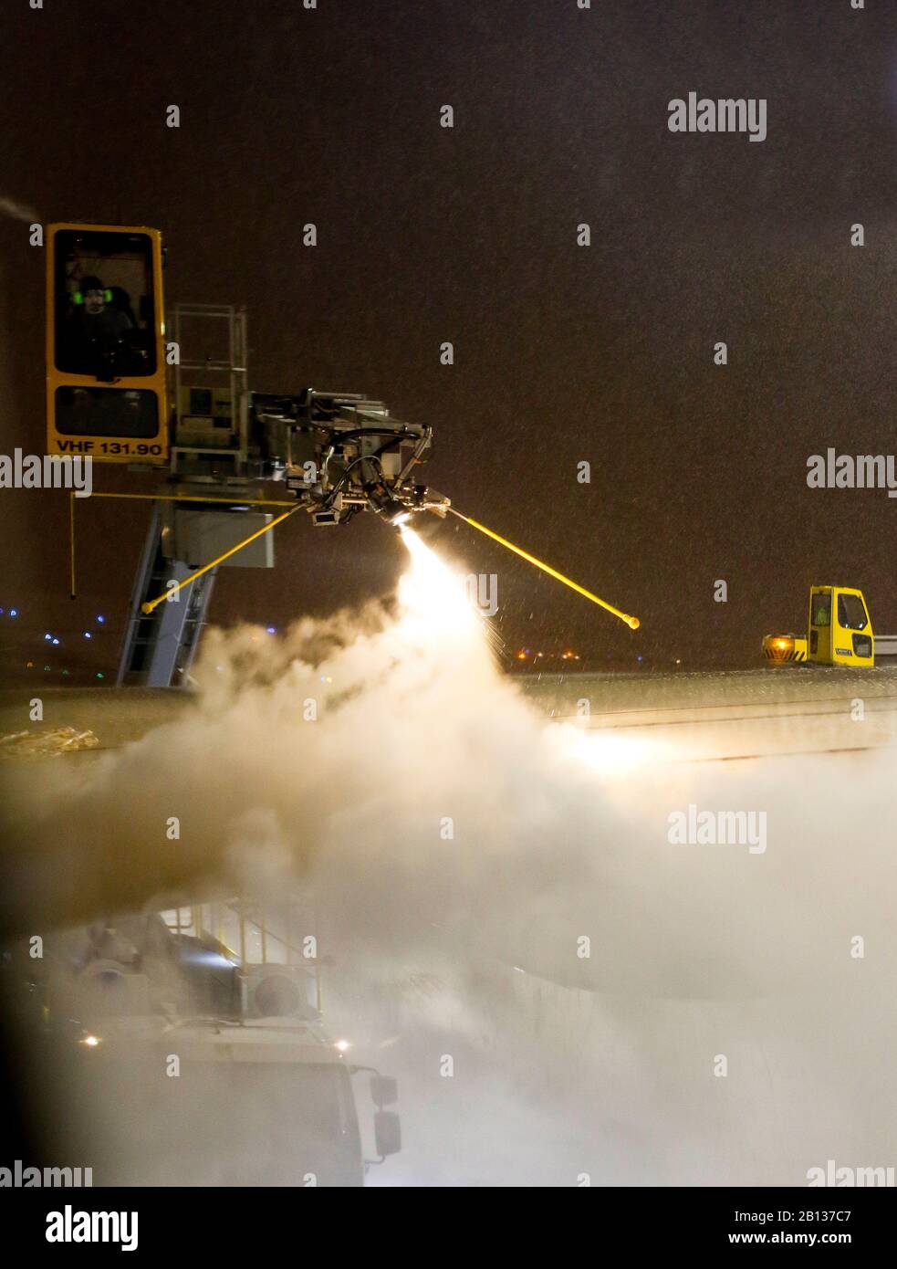 Lavorazione di aeromobili anti-ghiaccio. Aeroporto di Helsinki. Finlandia Foto Stock