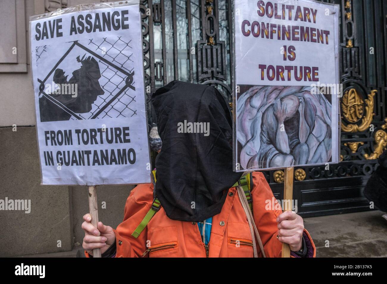 Londra, Regno Unito. 22nd febbraio 2020. Un protestere in una tuta Guantanamo arancione. La gente si incontra in Australia House a marzo per un raduno in Piazza del Parlamento che chiede il rilascio di Julian Assange il cui processo di estradizione inizia il Lunedi. L’amministrazione Trump vuole provarlo ai sensi dell’Espionage Act statunitense, con un periodo di detenzione di 175 anni o la pena di morte per aver esposto crimini di guerra americani e sorveglianza di massa illegale. Il padre di Julian, l'editore di Wikileaks in capo, Roger Walters, mia, Vivienne Westwood, Brian Eno, Lowkey e Chrissie Hynde erano tra coloro che sostenevano l'evento. Peter Marshall/Alamy Live Foto Stock