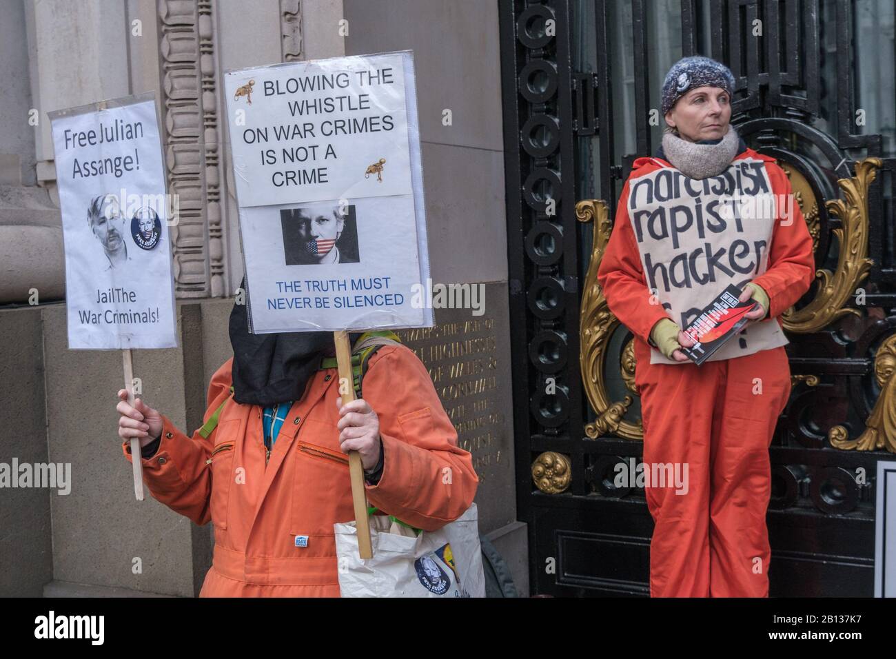 Londra, Regno Unito. 22nd febbraio 2020. Manifestanti in arancione Guantanamo jumpsuits. La gente si incontra in Australia House a marzo per un raduno in Piazza del Parlamento che chiede il rilascio di Julian Assange il cui processo di estradizione inizia il Lunedi. L’amministrazione Trump vuole provarlo ai sensi dell’Espionage Act statunitense, con un periodo di detenzione di 175 anni o la pena di morte per aver esposto crimini di guerra americani e sorveglianza di massa illegale. Il padre di Julian, l'editore di Wikileaks in capo, Roger Walters, mia, Vivienne Westwood, Brian Eno, Lowkey e Chrissie Hynde erano tra coloro che sostenevano l'evento. Peter Marshall/Alamy Live Nuovo Foto Stock