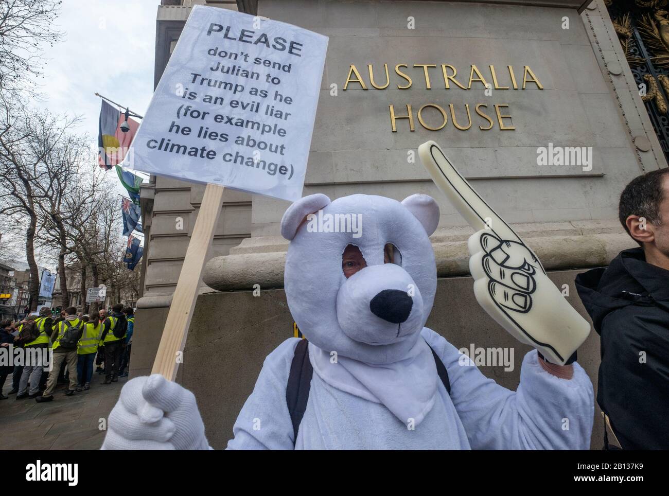 Londra, Regno Unito. 22nd febbraio 2020. Un uomo vestito da orso polare. La gente si incontra in Australia House a marzo per un raduno in Piazza del Parlamento che chiede il rilascio di Julian Assange il cui processo di estradizione inizia il Lunedi. L’amministrazione Trump vuole provarlo ai sensi dell’Espionage Act statunitense, con un periodo di detenzione di 175 anni o la pena di morte per aver esposto crimini di guerra americani e sorveglianza di massa illegale. Il padre di Julian, l'editore di Wikileaks in capo, Roger Walters, mia, Vivienne Westwood, Brian Eno, Lowkey e Chrissie Hynde erano tra coloro che sostenevano l'evento. Peter Marshall/Alamy Live News Foto Stock