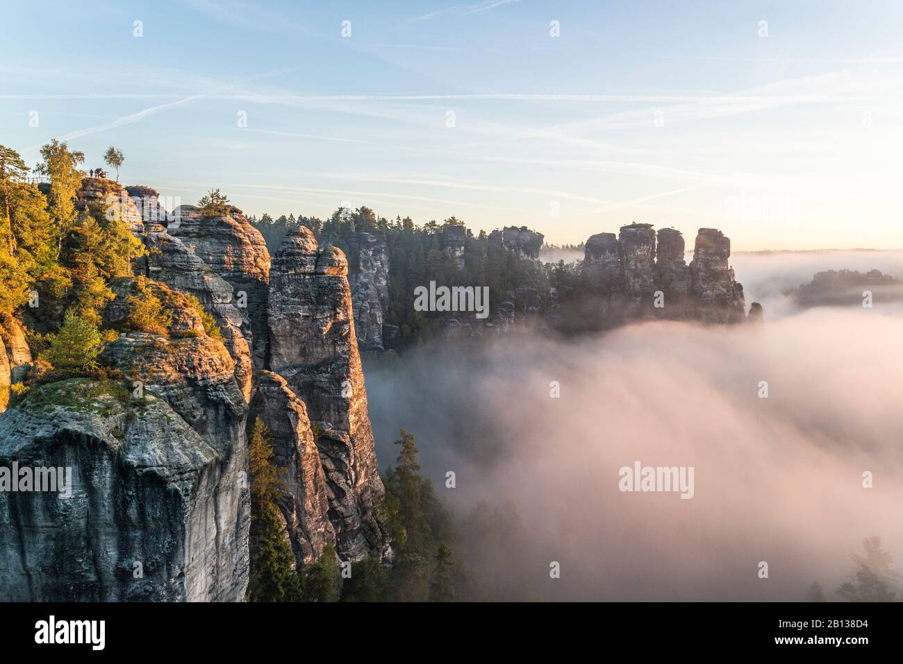 Bastei e piccole rocce d'oca all'alba, Elbe Arenaria Montagne, Sassonia, Germania Foto Stock