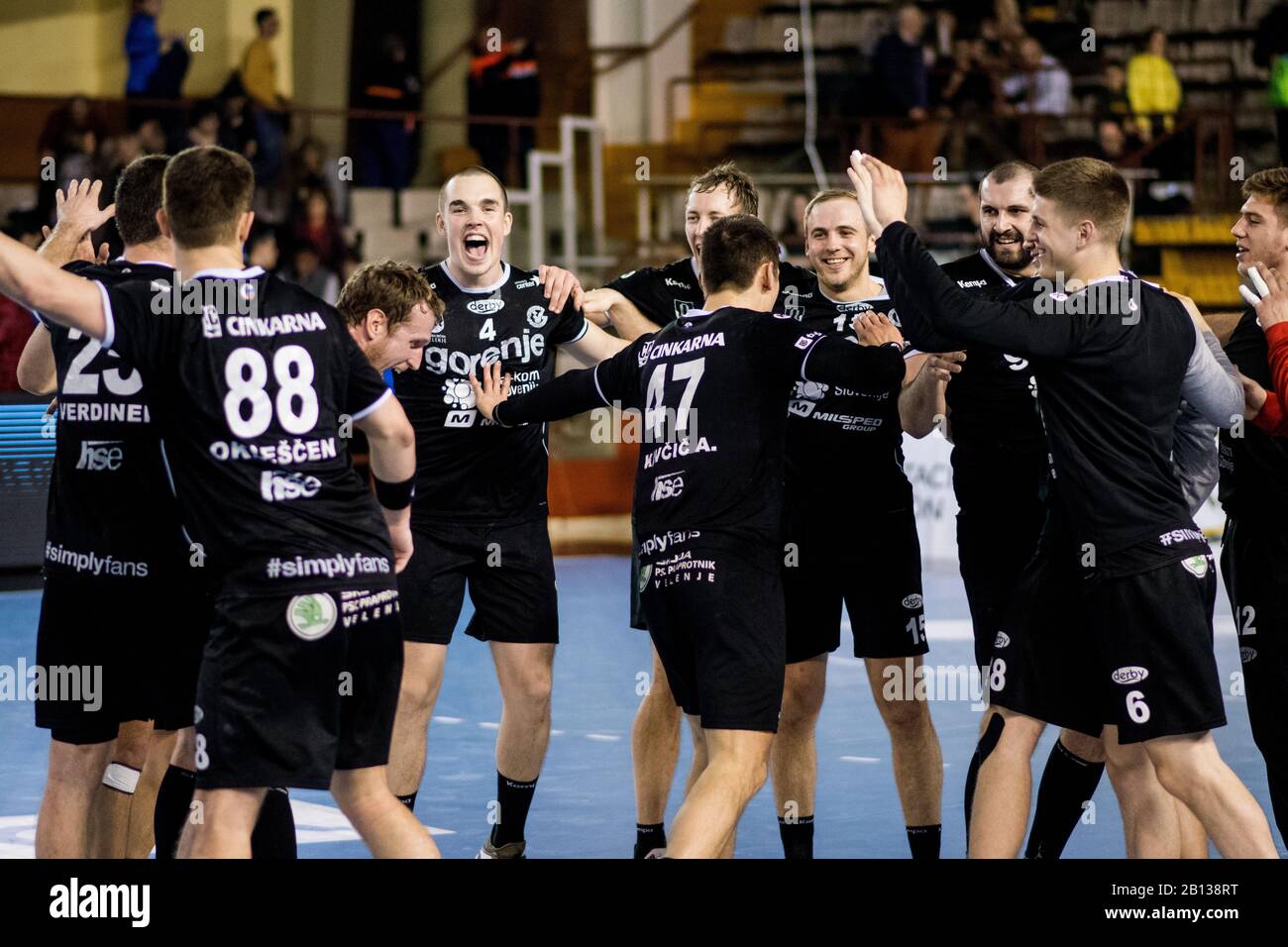 Leon, Spagna. 22nd febbraio 2020. I giocatori di RK Gorenje Velenje celebrano la vittoria della loro squadra durante la partita di pallamano della Coppa EHF europea 2019/2020 tra CB Ademar Leon e RK Gorenje Velenje al Sports Center il 22 febbraio 2020 a Leon, Spagna. Credit: David Gato/Alamy Live News Foto Stock