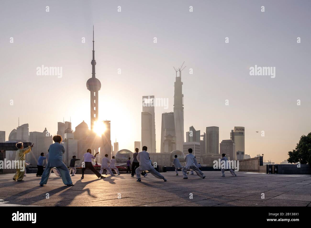 Tai Chi, passeggiata, il Bund, Shanghai, Cina Foto Stock