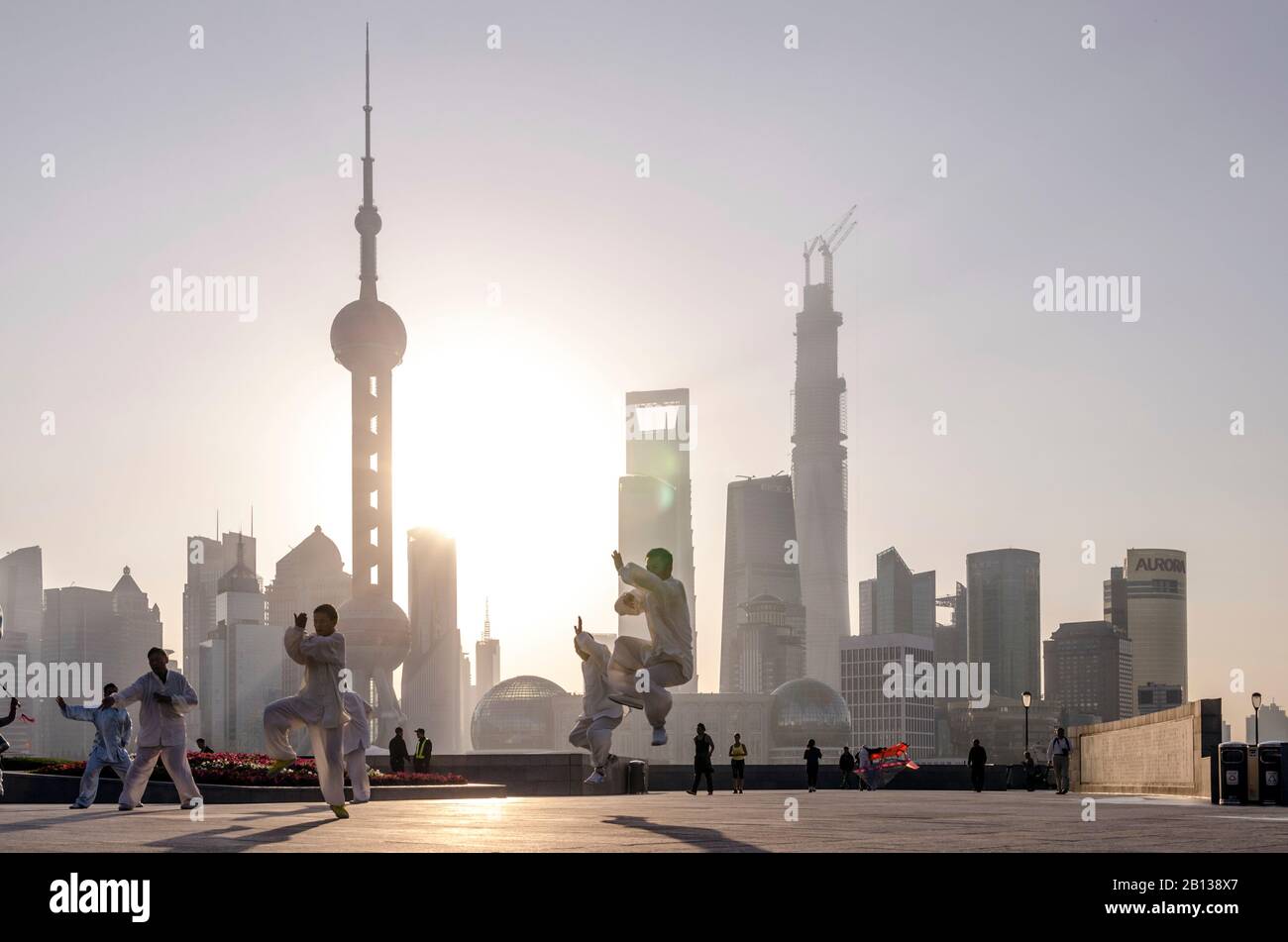 Tai Chi, passeggiata, il Bund, Shanghai, Cina Foto Stock