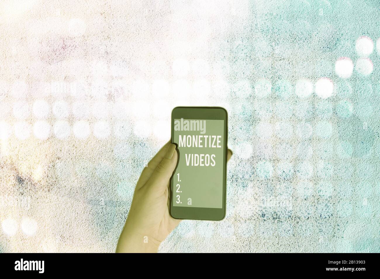 Scrittura a mano concettuale che mostra i video Monetize. Concetto che significa processo di accumulo di denaro dai tuoi video YouTube caricati Foto Stock