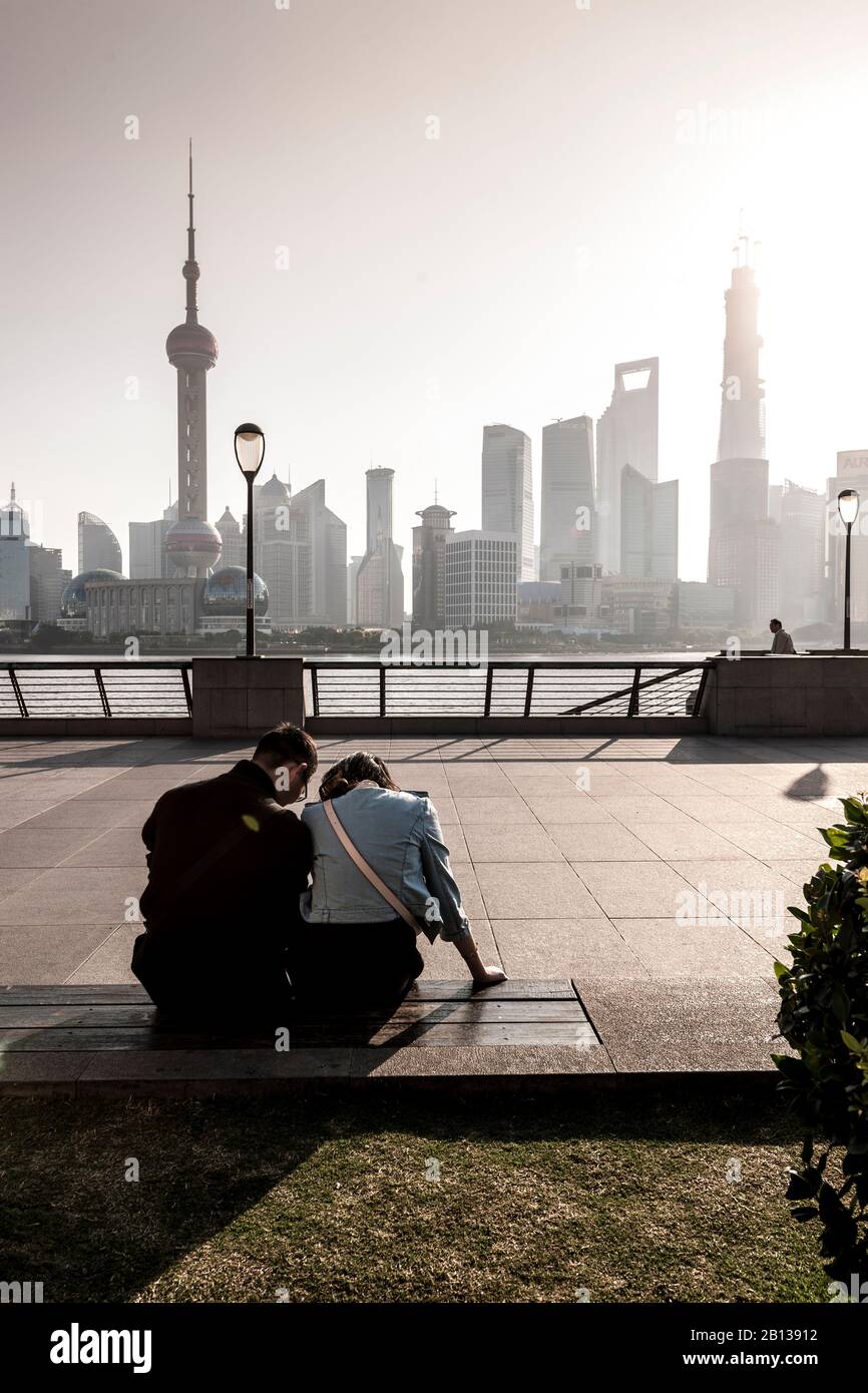 Coppia, passeggiata, il Bund, mattina, alba, Shanghai, Cina Foto Stock