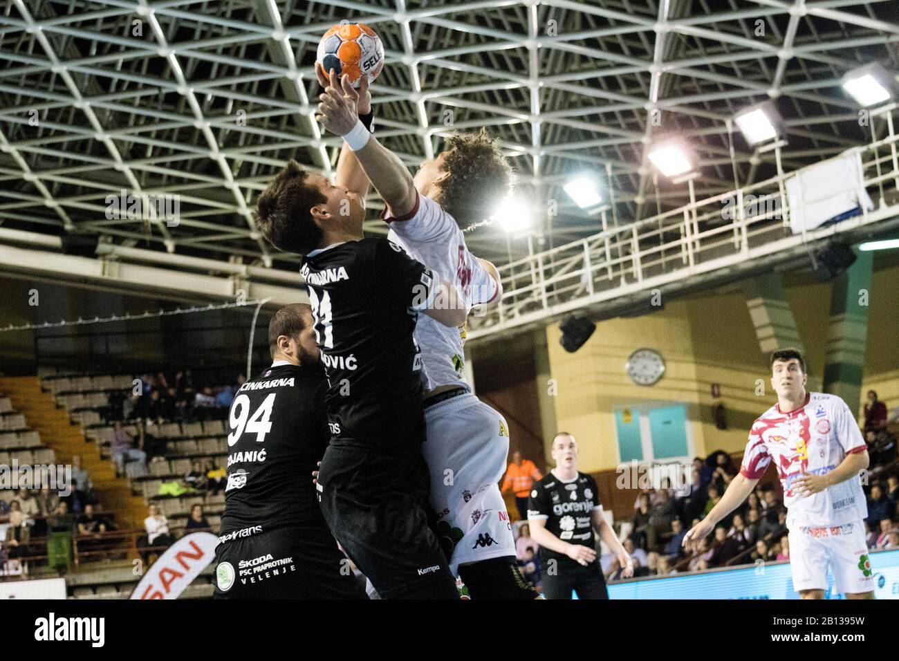 Leon, Spagna. 22nd febbraio 2020. Acacio Marques (CB Ademar Leon) cerca di bloccare un colpo di Vlado Matanovic (RK Gorenje Velenje) durante la partita di pallamano della Coppa EHF europea 2019/2020 tra CB Ademar Leon e RK Gorenje Velenje al Sports Center il 22 febbraio 2020 a Leon, Spagna. Credit: David Gato/Alamy Live News Foto Stock
