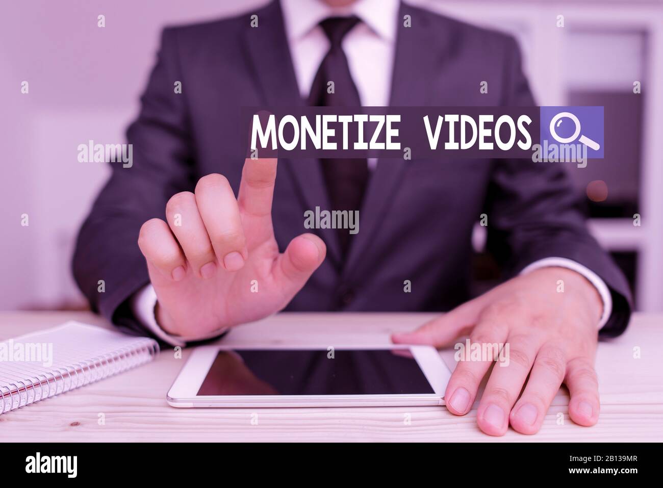 Nota di scrittura che mostra i video Monetize. Concetto di business per il processo di guadagnare denaro dai tuoi video YouTube caricati uomo indossare abiti formali p Foto Stock