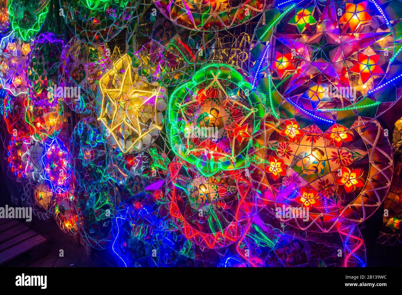 Lanterne colorate in un mercatino di Natale nella città di Las Pinas, Manila, Filippine Foto Stock