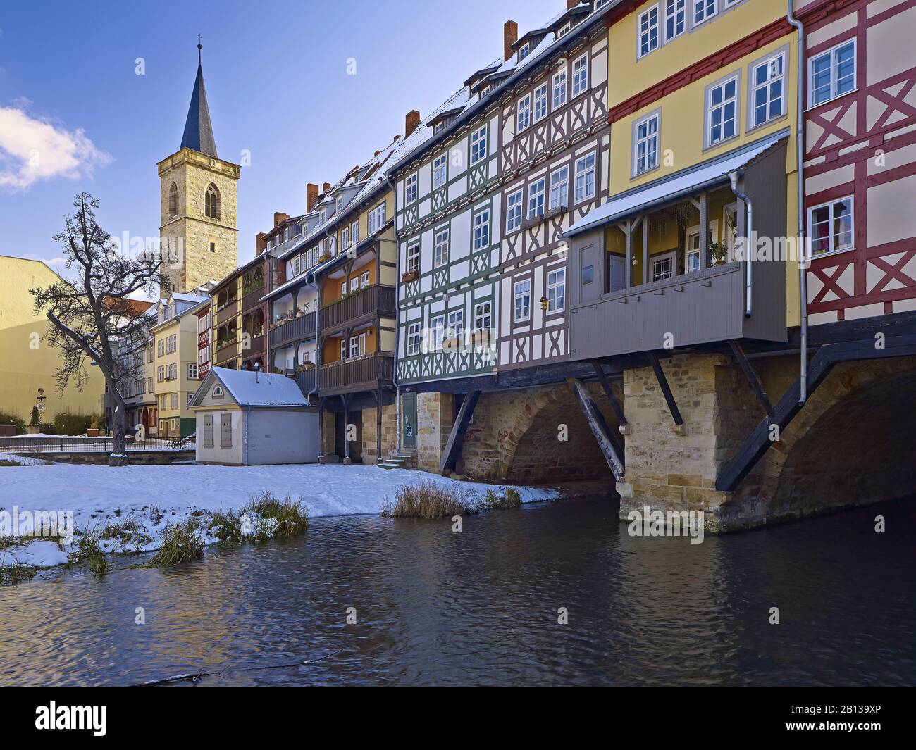 Ponte di Krämerbruecke con la Torre della Chiesa di St. Giles a Erfurt, Turingia, Germania Foto Stock