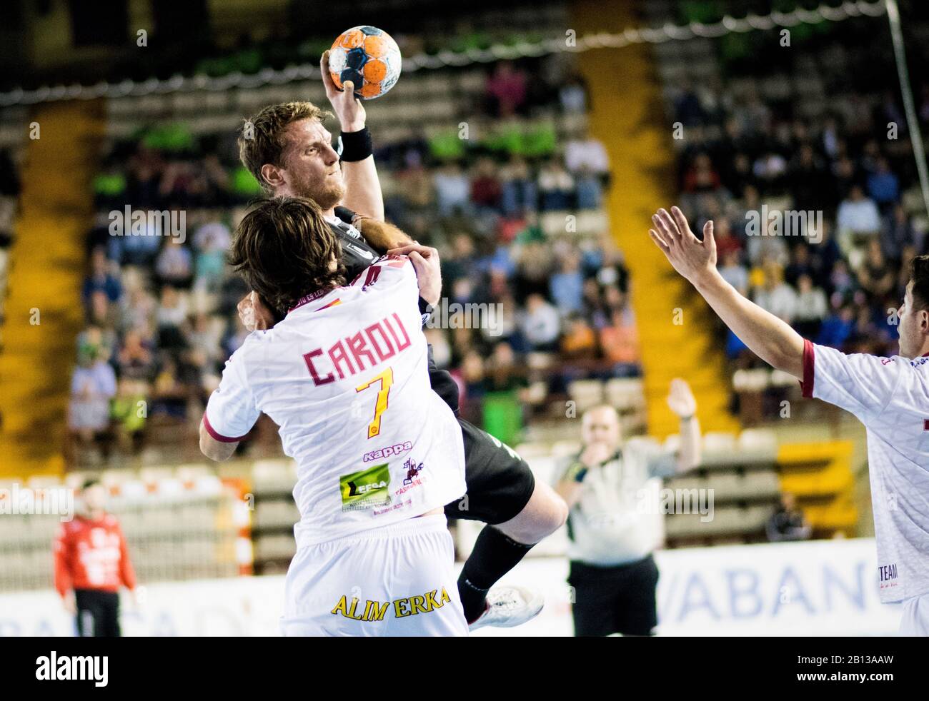 Leon, Spagna. 22nd febbraio 2020. Gonzalo Carou (CB Ademar Leon) cerca di rubare la palla a David Miklavcic (RK Gorenje Velenje) durante la partita di pallamano della Coppa EHF europea 2019/2020 tra CB Ademar Leon e RK Gorenje Velenje al Sports Center il 22 febbraio 2020 a Leon, Spagna. Credit: David Gato/Alamy Live News Foto Stock