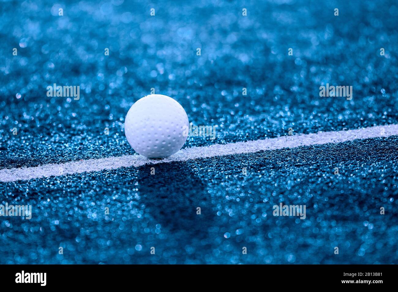 Palla bianca per giocare a hockey su campo. Filtro blu Foto Stock