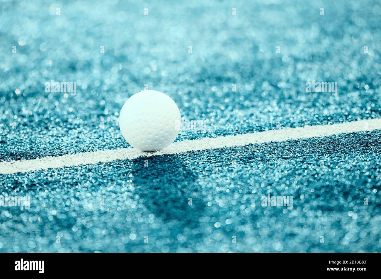 Palla bianca per giocare a hockey su campo. Filtro blu Foto Stock
