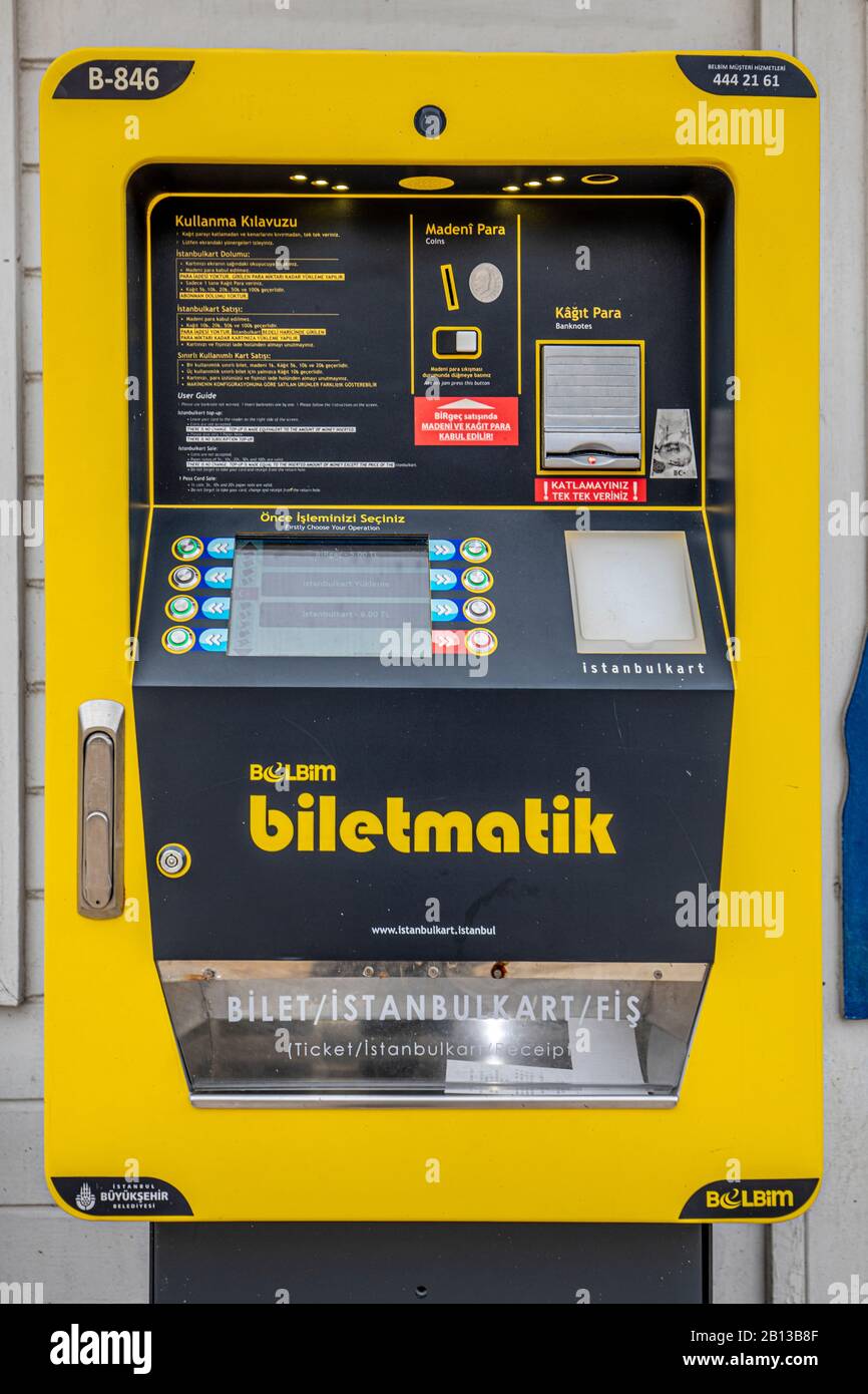 Istanbul, Turchia - 30 Aralık 2018 ; Istanbul Metropolitan Municipality Istanbul Travel Card carry carloading machines in Beykoz District Kullica ferry Foto Stock