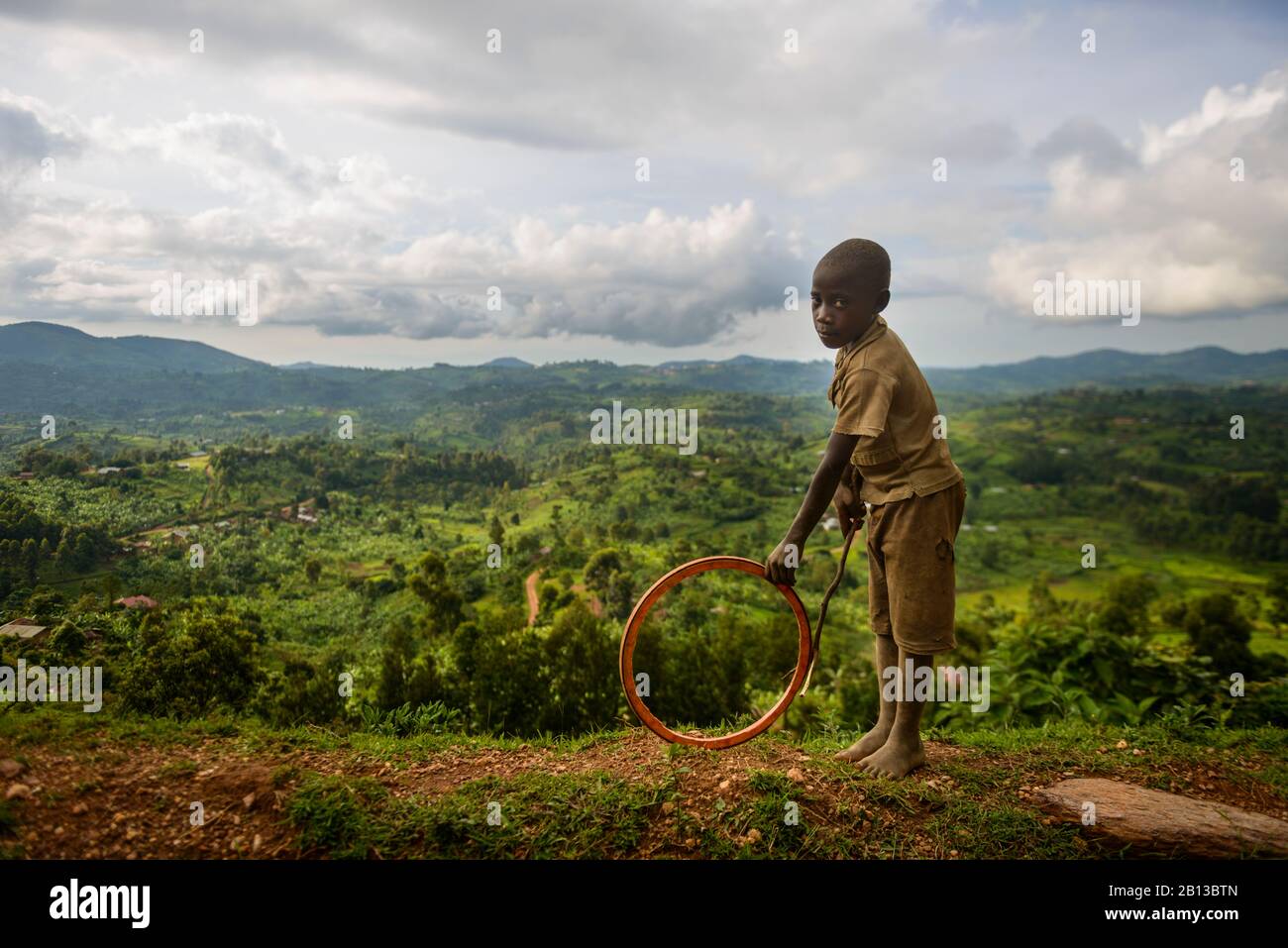 Capretto che gioca con un cerchio nella montagna dell'Uganda occidentale, Africa Foto Stock