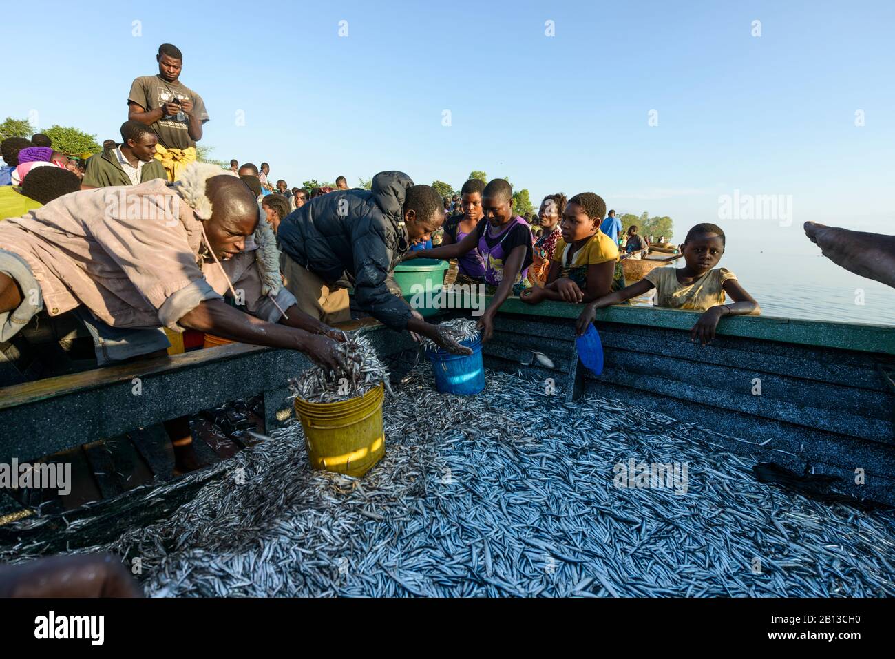 Persone sul mercato del pesce all'aperto al Lago Malawi, Malawi, Africa Foto Stock