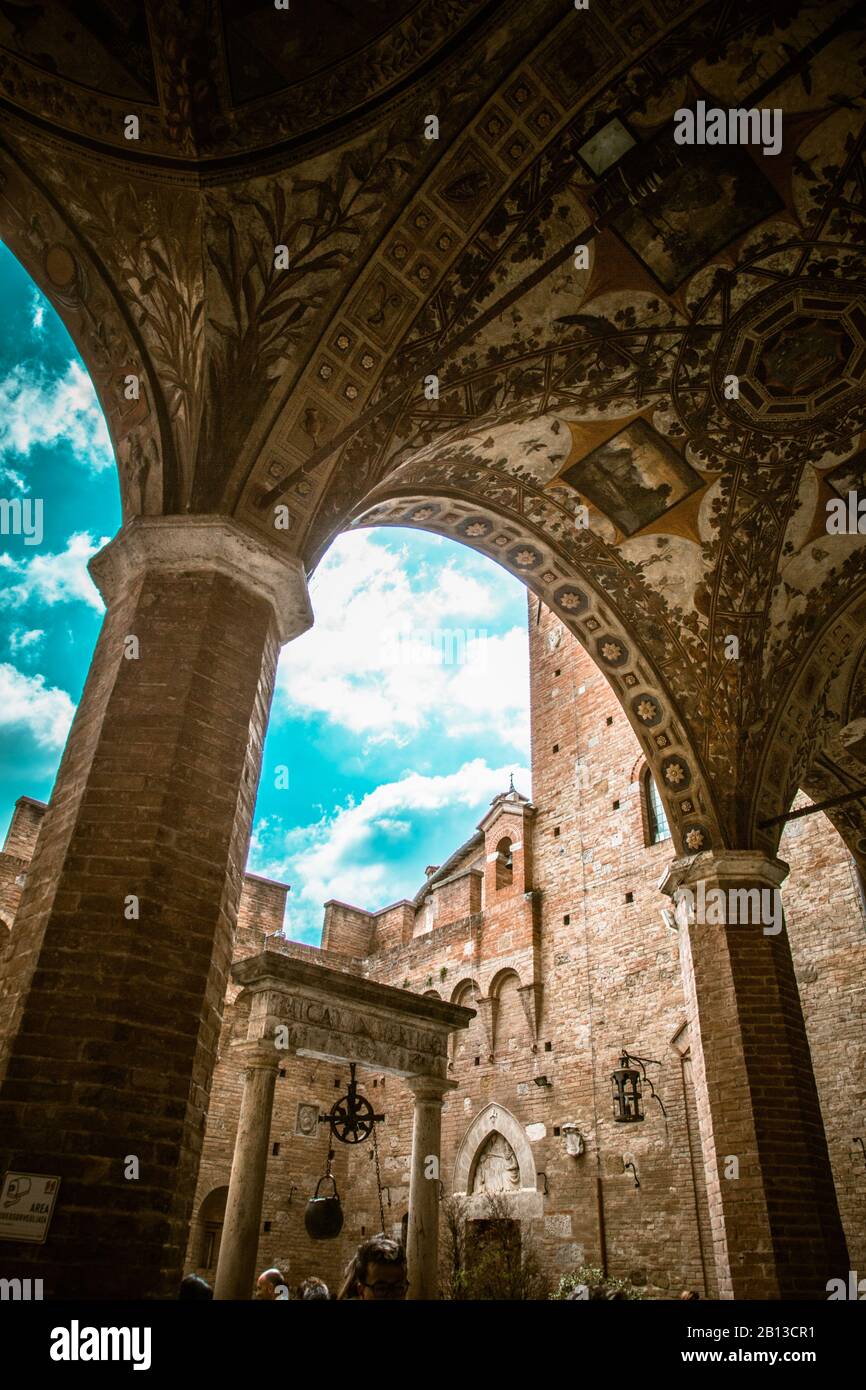 Cortile del Palazzo Chigi Saracini, Siena, Italia / cortile dell'Accademia musicale di Siena, Italia . Palazzo Chigi Saracini Foto Stock