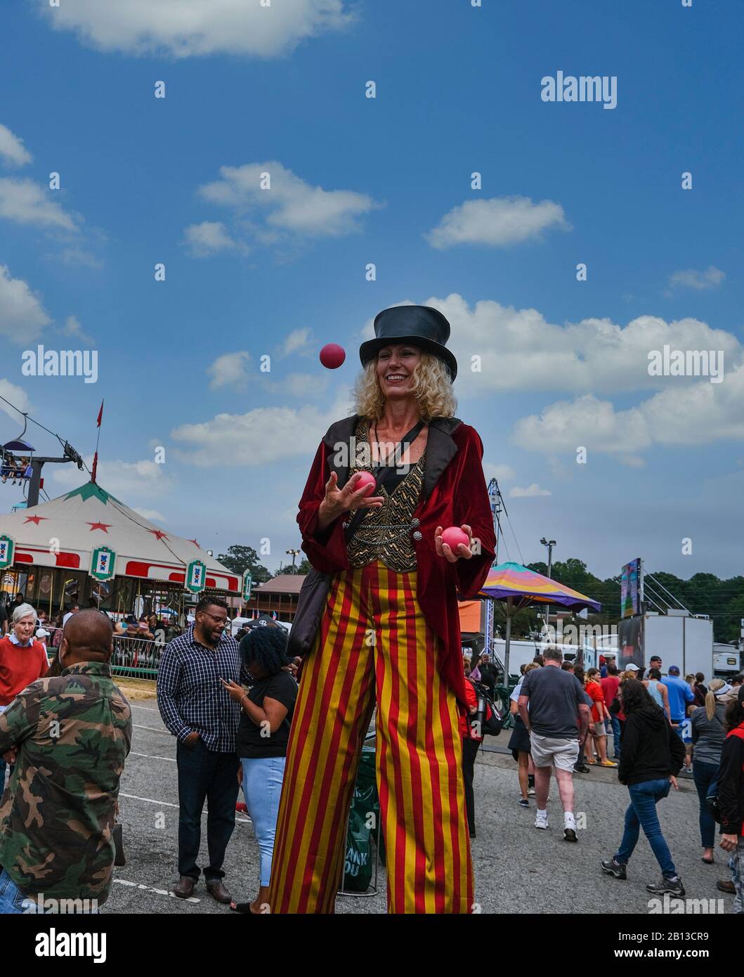 Giocoliere su Palafitte al Parade Foto Stock