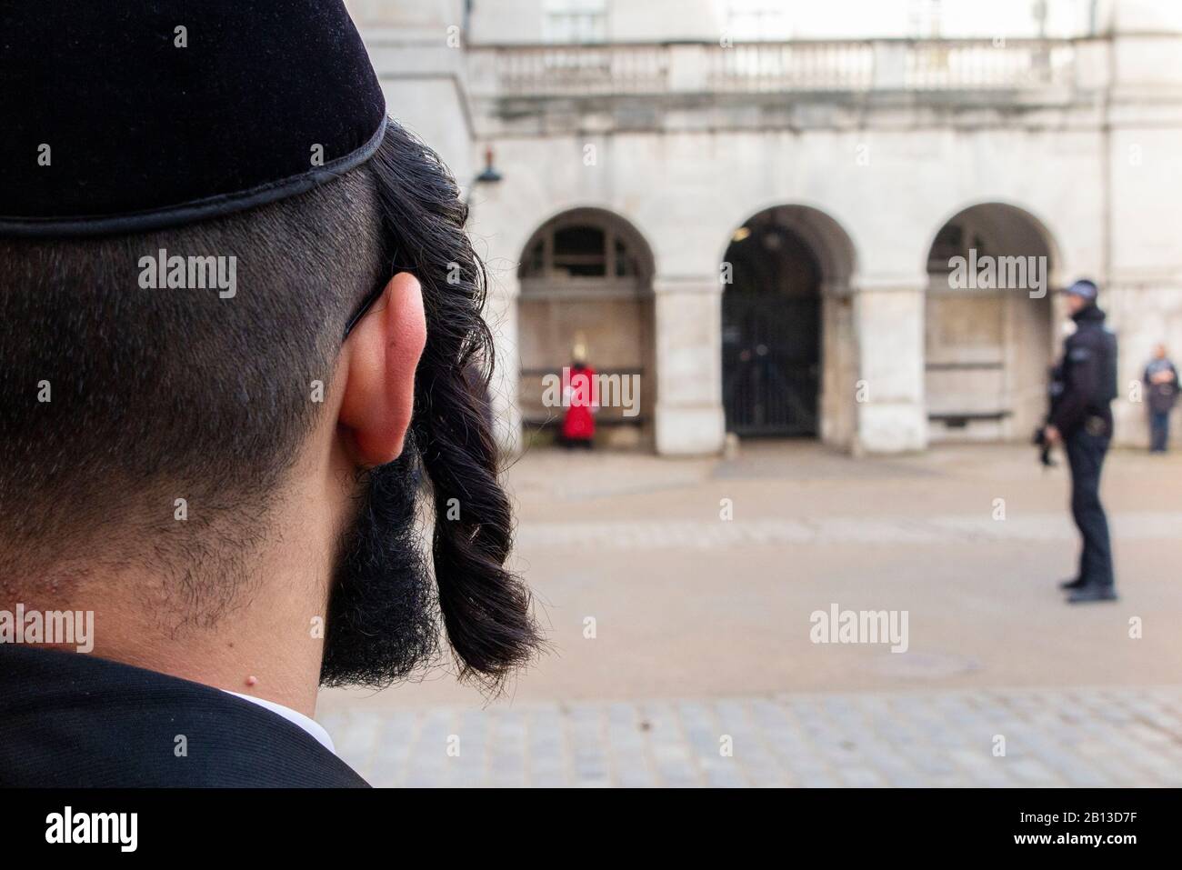 Un ebreo asidico ammira una guardia in parata nella Parata di Horseguard Foto Stock
