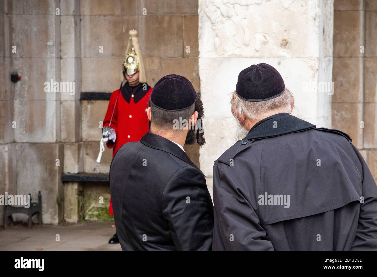 Due uomini ebrei asidici ammirano una guardia in parata nella Parata di Horseguard Foto Stock