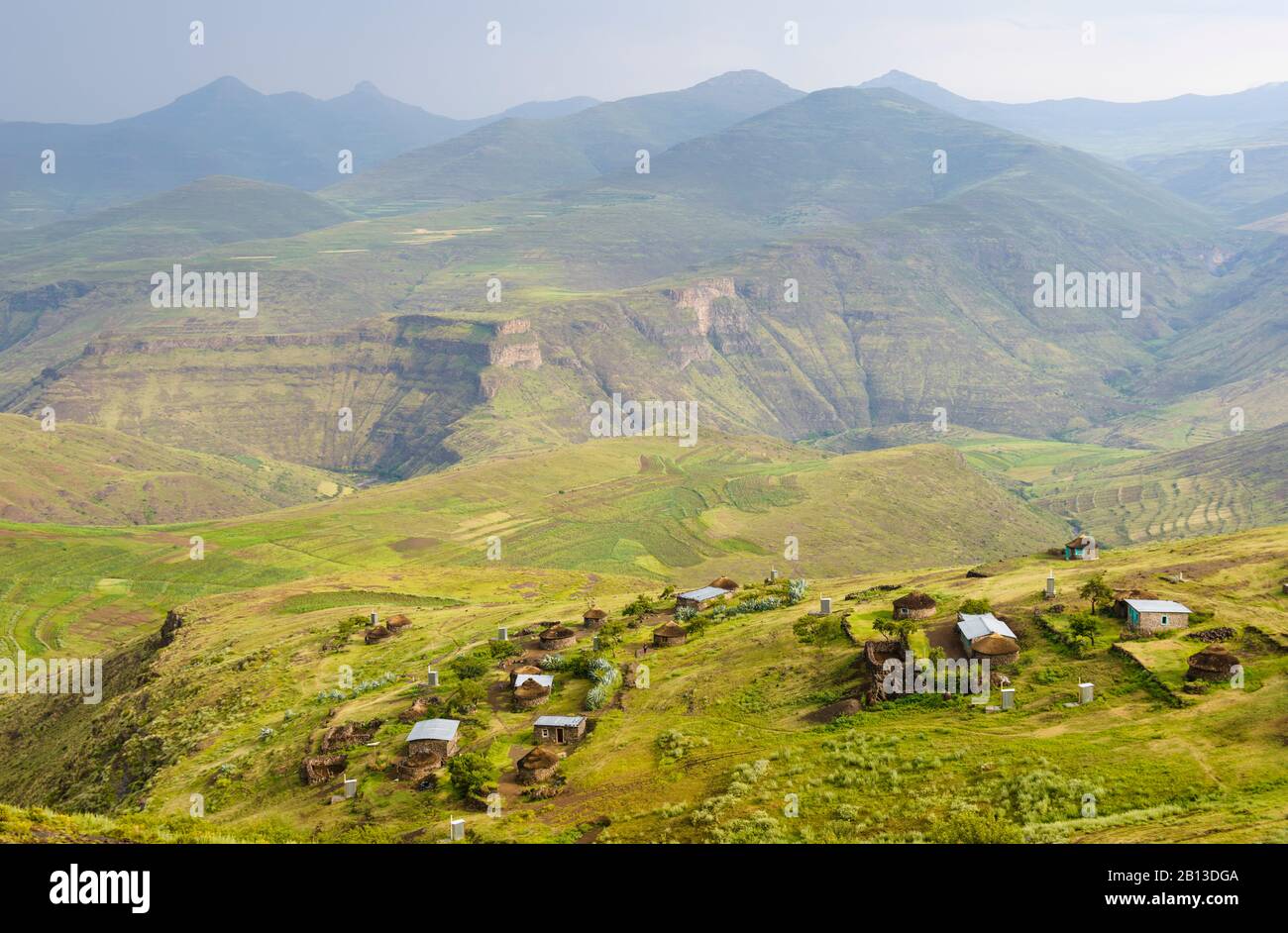 Vista sulla campagna e villaggi tradizionali, Lesotho, Africa Foto Stock