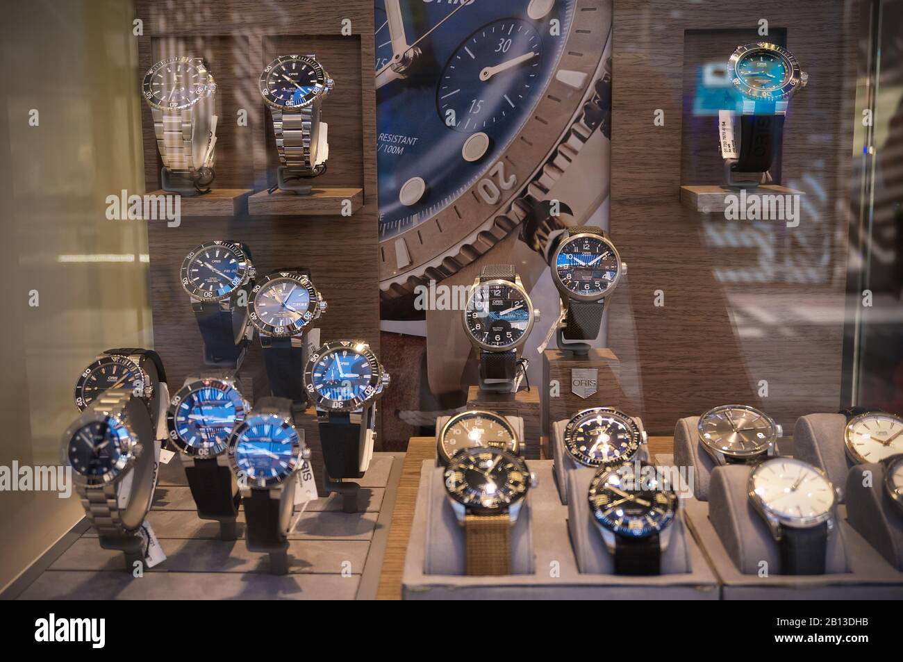Alicante, Spagna - Maggio 2018: Esposizione di orologi Oris swiss Made in  vetrine Foto stock - Alamy