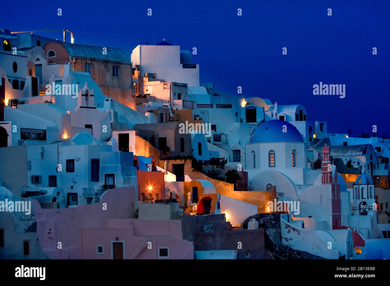 Belle case del villaggio di Oia. Colpo notturno. Santorini, Grecia. Foto Stock