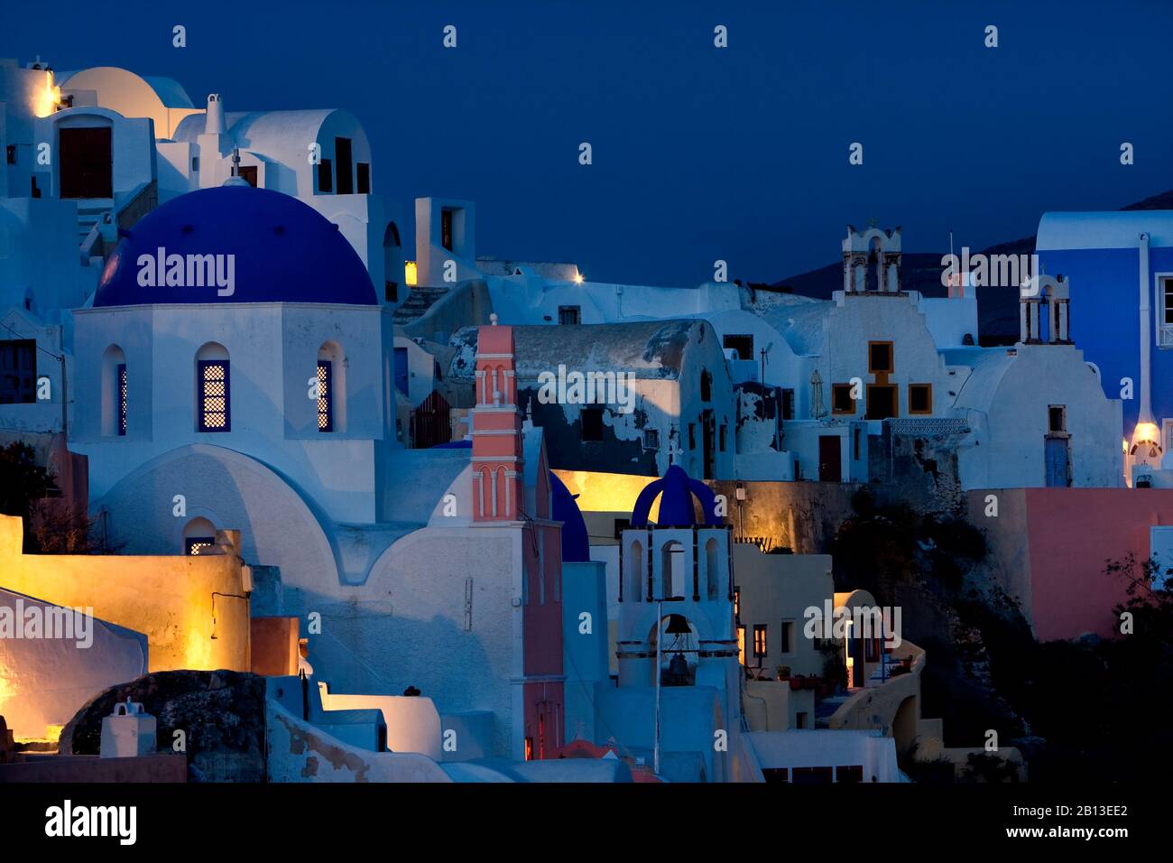 Belle case del villaggio di Oia. Colpo notturno. Santorini, Grecia. Foto Stock