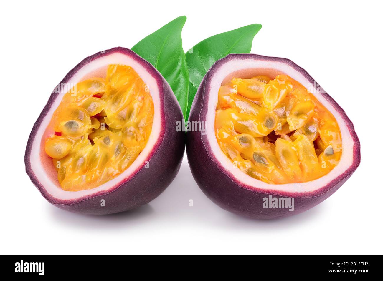 La metà dei frutti della passione isolati su sfondo bianco. Maracuya isolato. Foto Stock