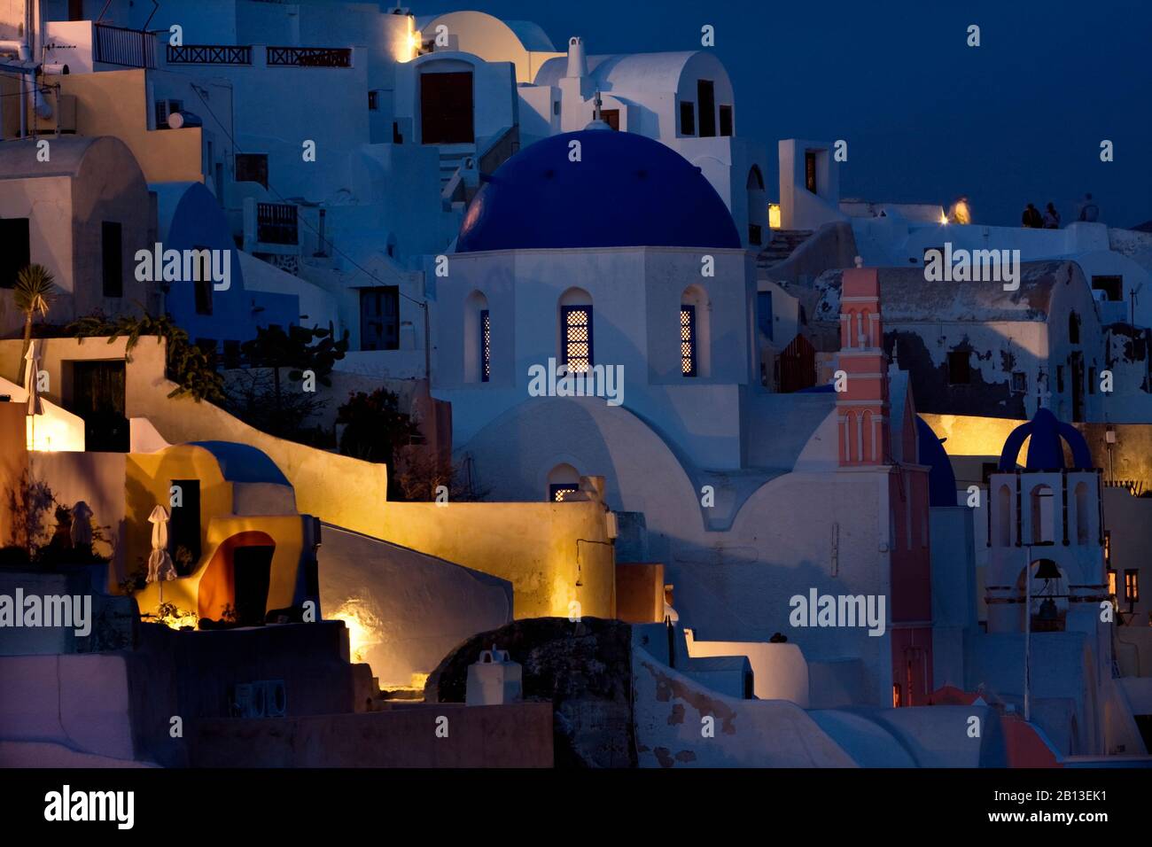 Belle case del villaggio di Oia. Colpo notturno. Santorini, Grecia. Foto Stock