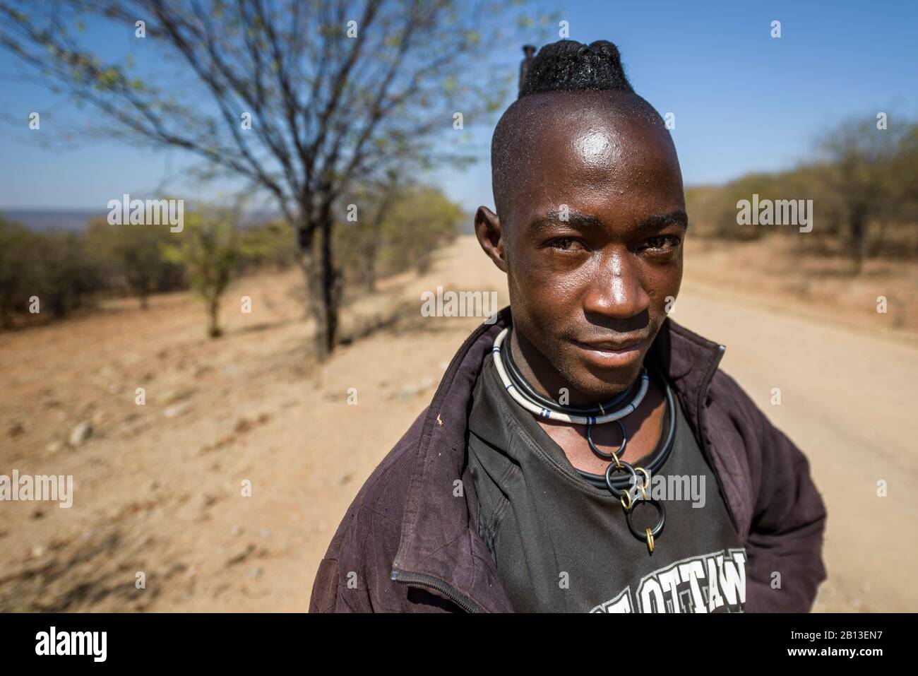 Himba uomo del Cunene, Angola, Africa Foto Stock