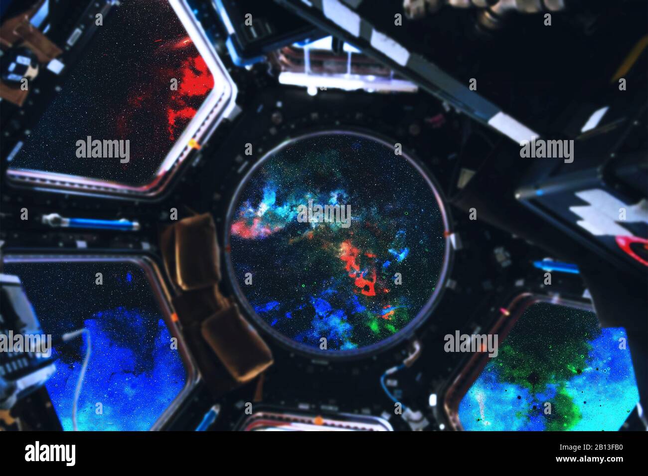 Vista dall'illuminatore della stazione spaziale. Viaggio nello spazio profondo. Elementi di questa immagine fornita dalla NASA Foto Stock