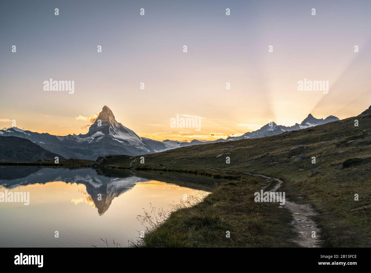 Il Cervino si riflette a Stellissee al tramonto, in Svizzera Foto Stock