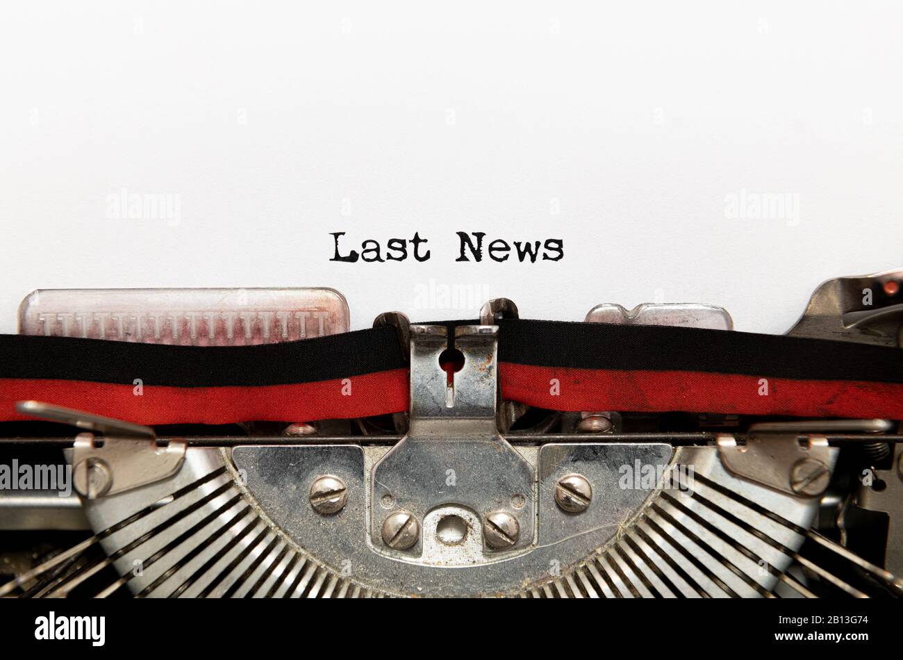 Primo piano delle ultime notizie testo del titolo stampato su carta bianca con macchina da scrivere vintage Foto Stock