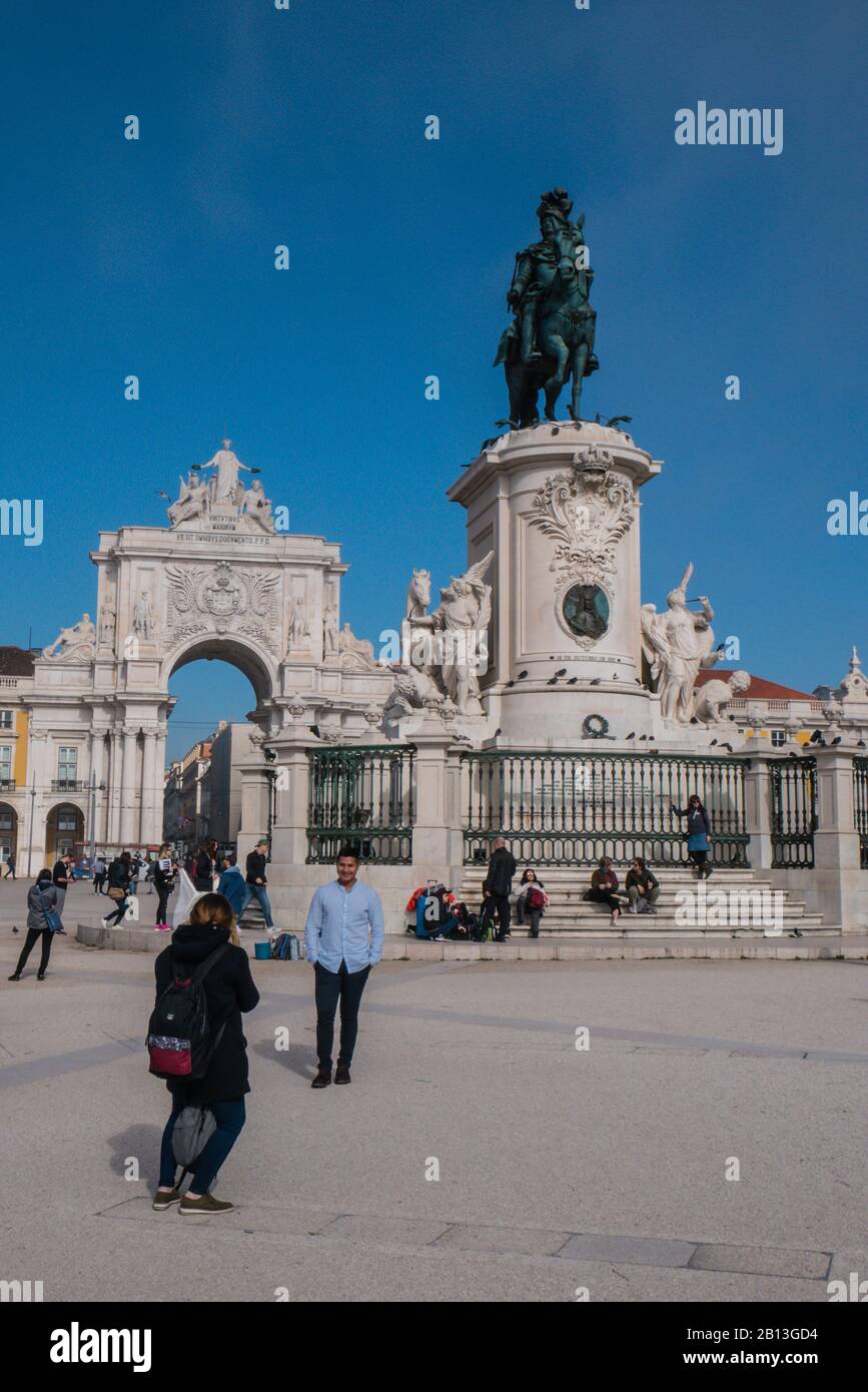 Turisti in piazza del commercio a Lisbona Portogallo Foto Stock