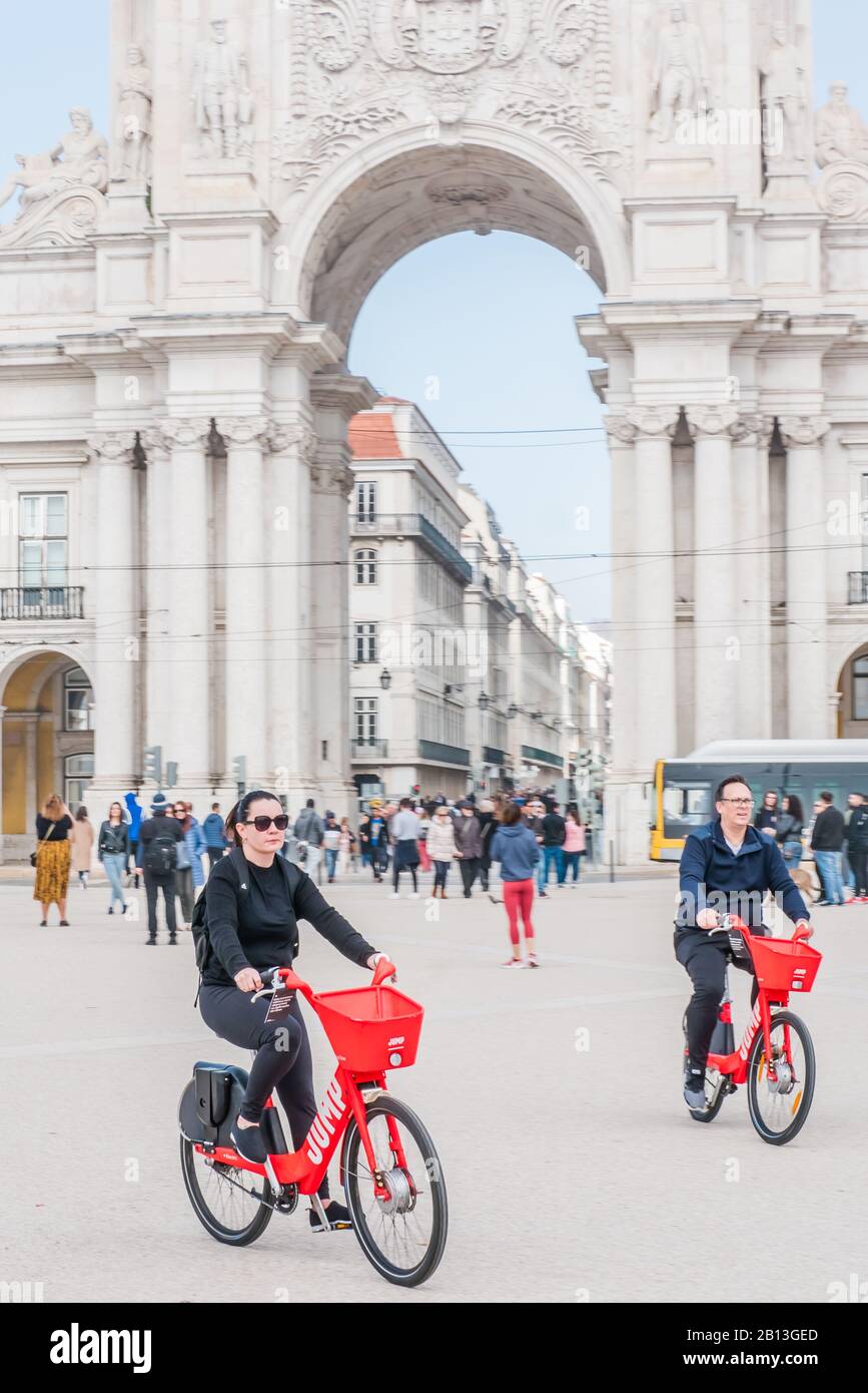 Turisti in bici rosse a Piazza del Commercio Lisbona Portogallo Foto Stock