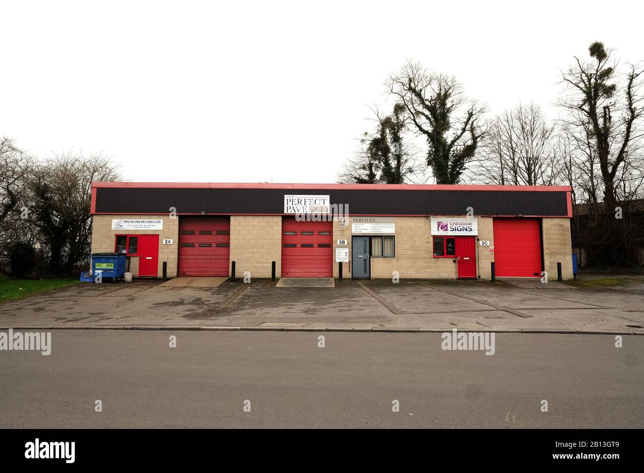 Febbraio 2020 - piccole unità di affari nel villaggio di Somerset di Cheddar Foto Stock