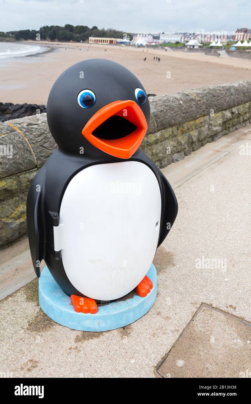 Cestino della figliata a forma di pinguino, Barry Island, Galles, Regno Unito Foto Stock
