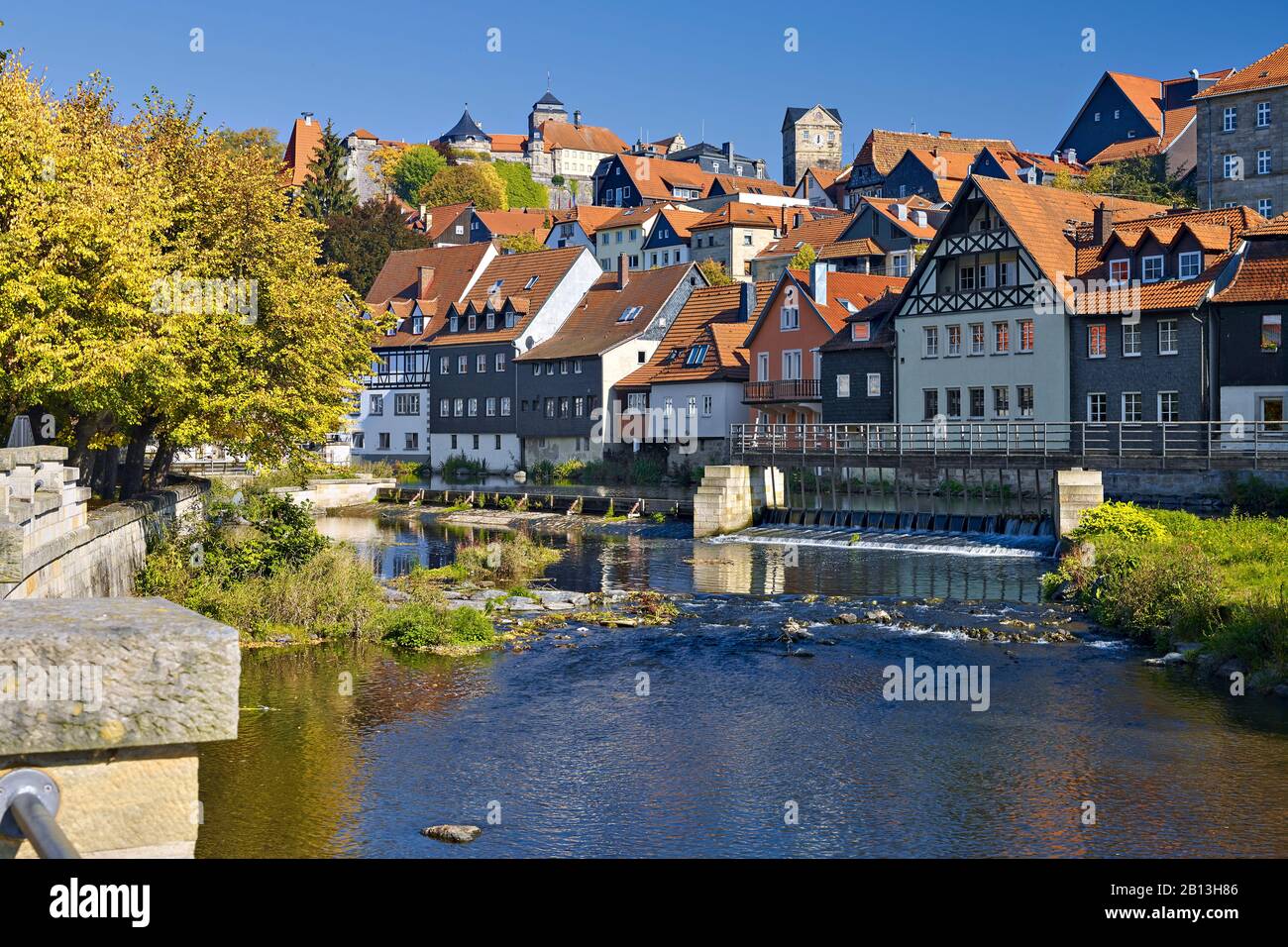Paesaggio Urbano Con Fiume Hasslach E Fortezza Rosenberg, Kronach, Alta Franconia, Baviera, Germania Foto Stock