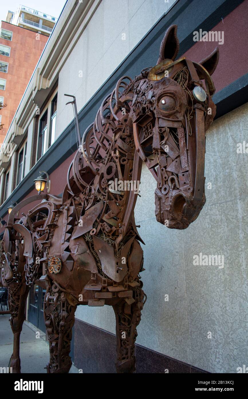 Opere d'arte pubbliche di cavalli di metallo sulla strada Foto Stock