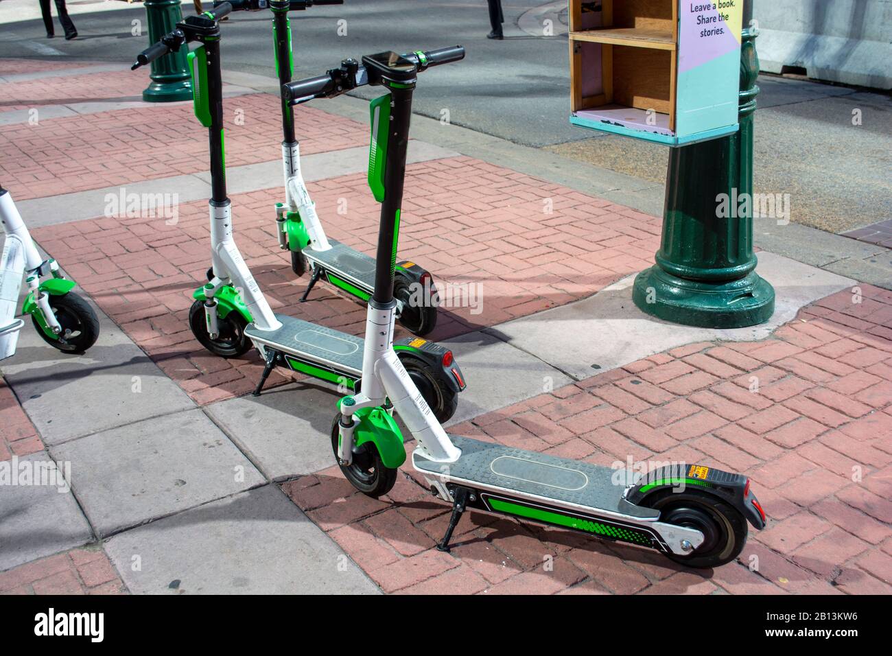 Servizio noleggio scooter sul marciapiede del centro - sharing economy Foto Stock