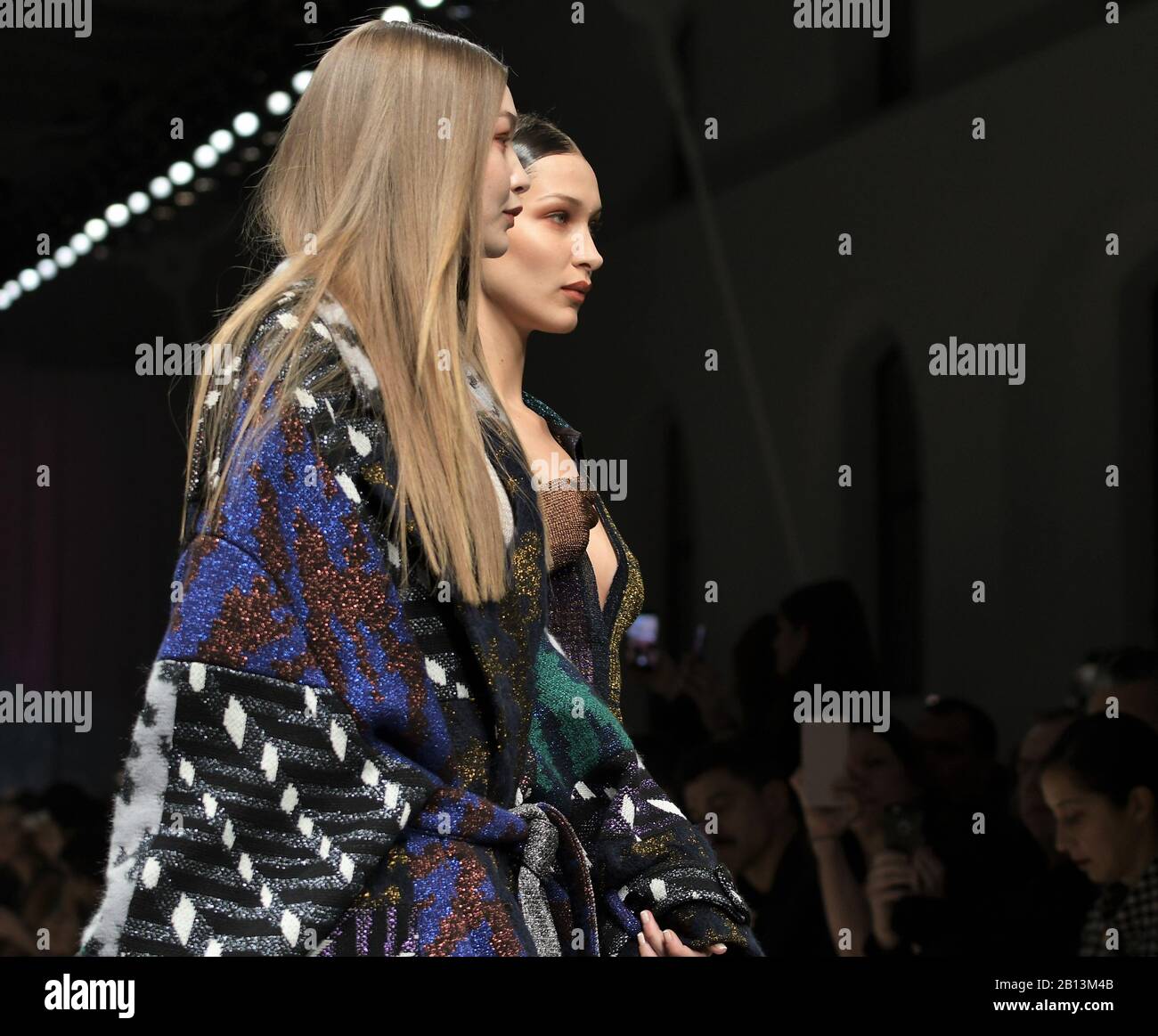 Milano, Italia. 23rd Feb, 2020. Milano, Italia MFW MISSONI fotocellula e mostra MILANO FASHION WEEK donna Autunno-Inverno 2020-21 nella foto: Bella e Gigi Hadid MISSONI show Credit: Agenzia fotografica indipendente/Alamy Live News Foto Stock