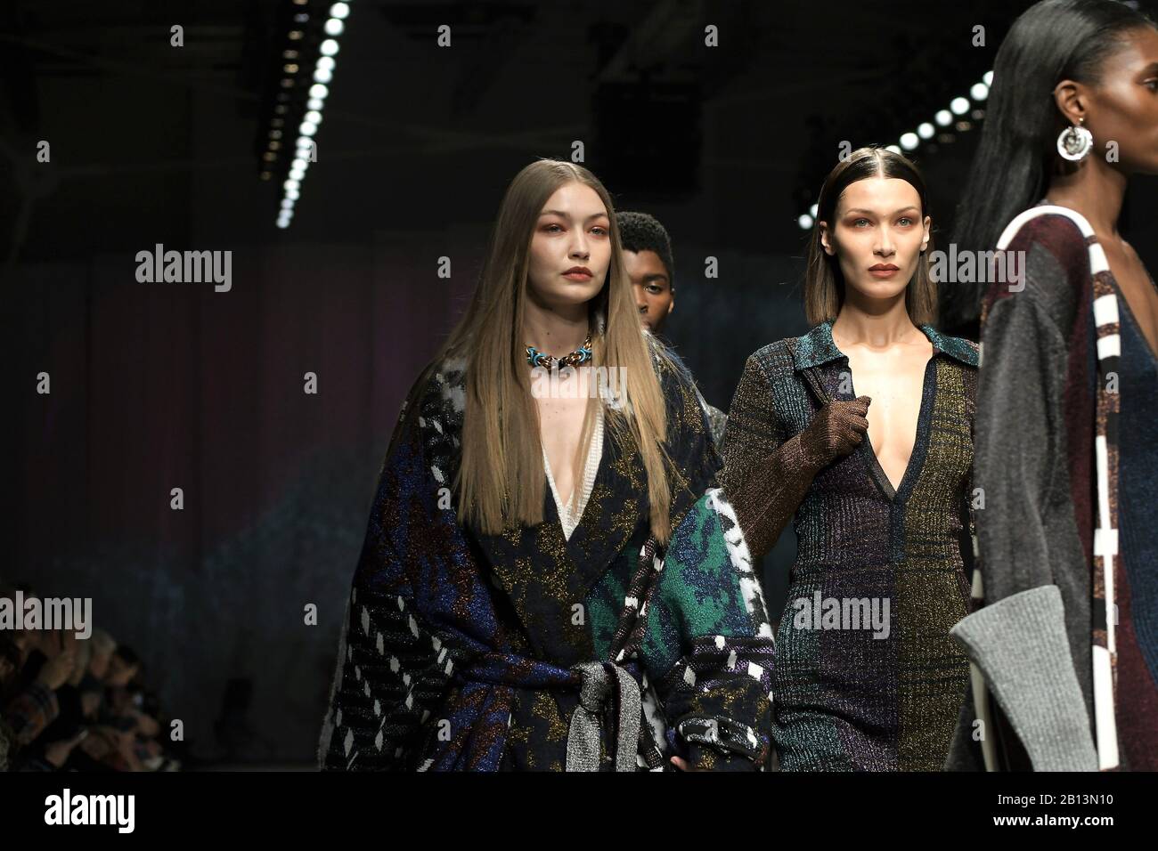 Milano, Italia. 23rd Feb, 2020. Milano, Italia MFW MISSONI fotocellula e mostra MILANO FASHION WEEK donna Autunno-Inverno 2020-21 nella foto: Bella e Gigi Hadid MISSONI show Credit: Agenzia fotografica indipendente/Alamy Live News Foto Stock