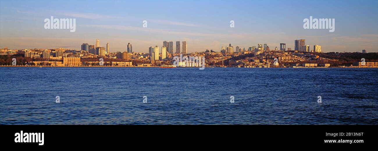 Palazzo Dolmabahce e quartiere di Besiktas, Istanbul, Turchia Foto Stock