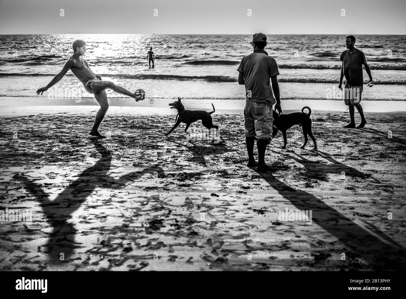 La gente gioca a calcio sulla spiaggia, Arambol, Goa, India, Asia Foto Stock