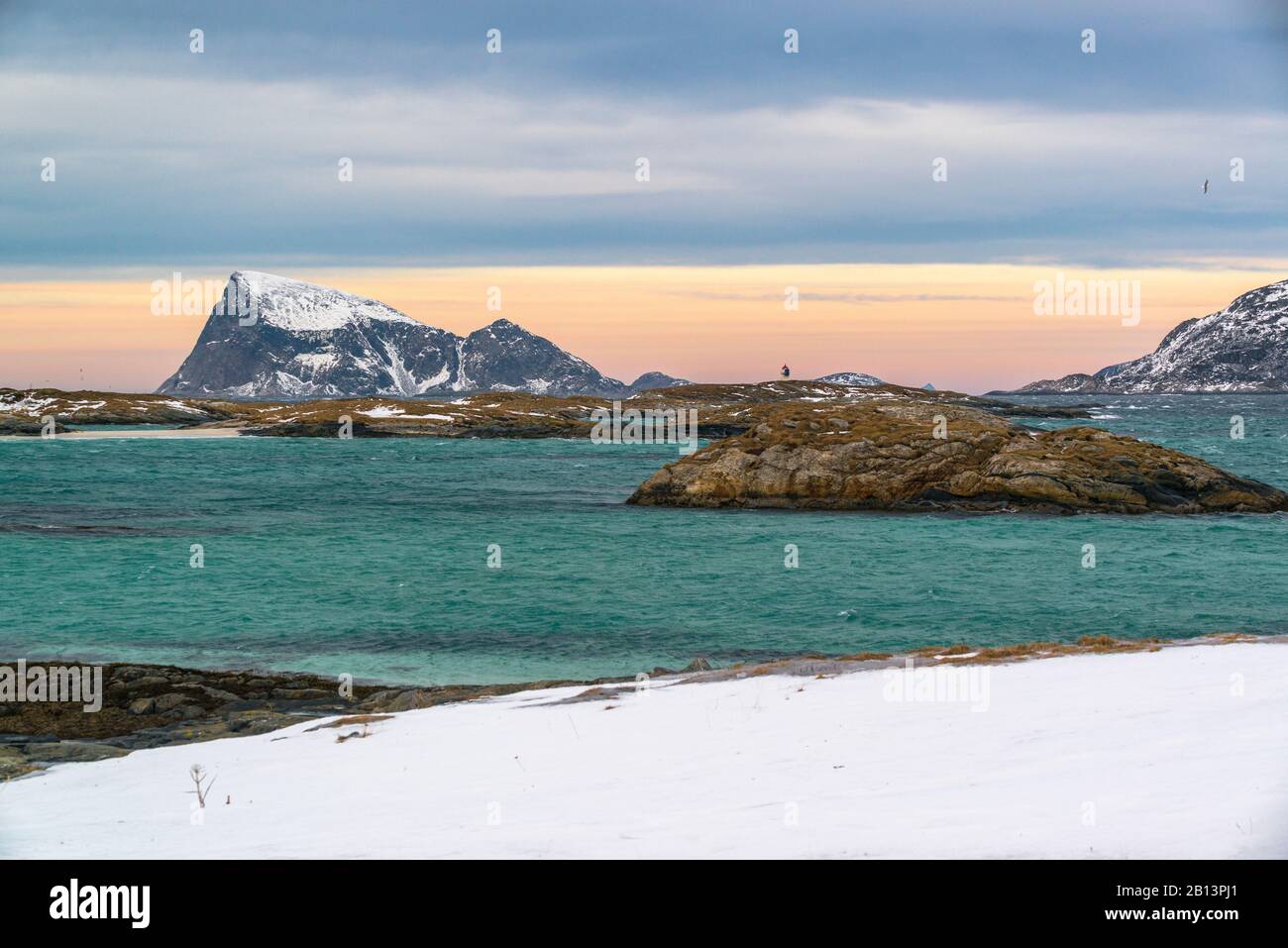 Paesaggio costiero sull'isola di Sommarøy con vista sull'isola di Håja, Norvegia Foto Stock